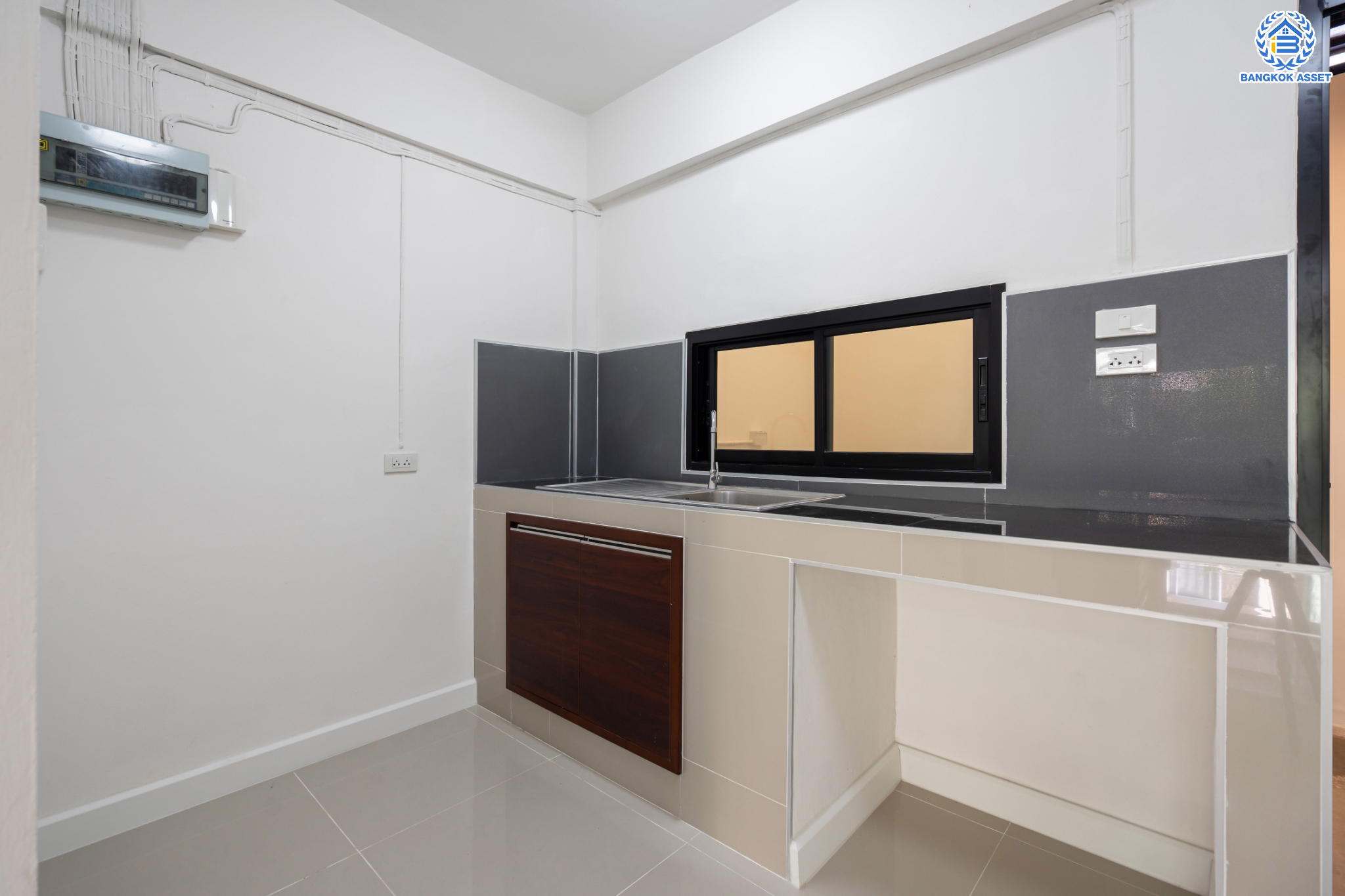 บ้านมือสองตกแต่งใหม่ ม.ศุภาลัยวิลล์ รัตนาธิเบศร์18 ทาวน์เฮ้าส์ 3 ชั้น ทำเลโซนเมือง! เนื้อที่ 18.3 ตร.ว. ฟังก์ชันจัดเต็ม 4 ห้องนอน 3 ห้องน้ำ จอดรถได้ 1 คัน บนสุดยอดทำเล! เชื่อมต่อได้ทั้ง ถ.รัตนาธิเบศร์ ถ.ติวานนท์ และสนามบินน้ำ ใกล้เซ็นทรัลรัตนาธิเบศร์ ทางด่วน "งามวงศ์วาน" และรถไฟฟ้าสายสีม่วง "สถานีศูนย์ราชการนนทบุรี"